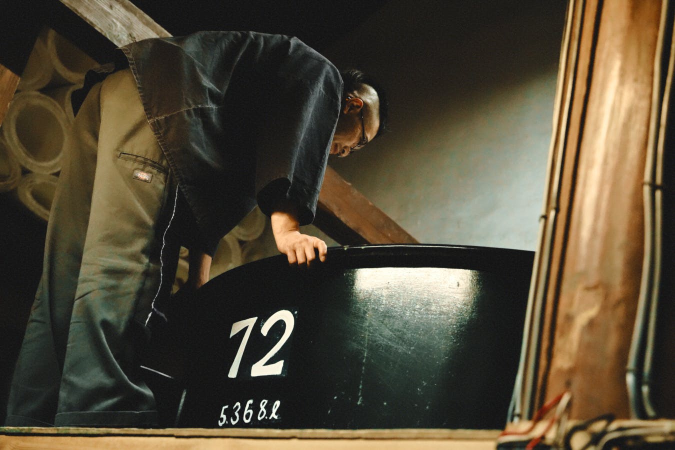 人, 屋内, 座る, フロント が含まれている画像

AI 生成コンテンツは誤りを含む可能性があります。